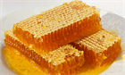 5 полезных свойств мёда в сотах.